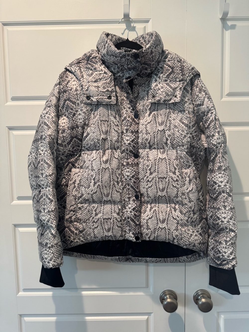 Varley Highland Puffer Jacket Contrast Snake Black & White Womens size Medium